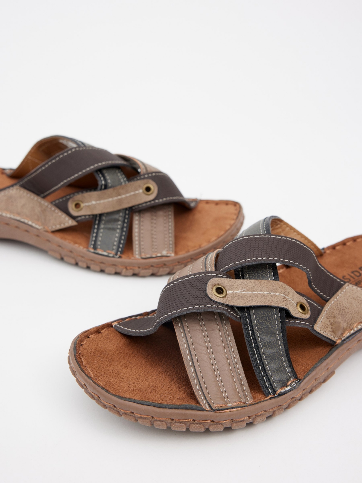 Sandália de tiras cruzada efeito couro marrom vista detalhe