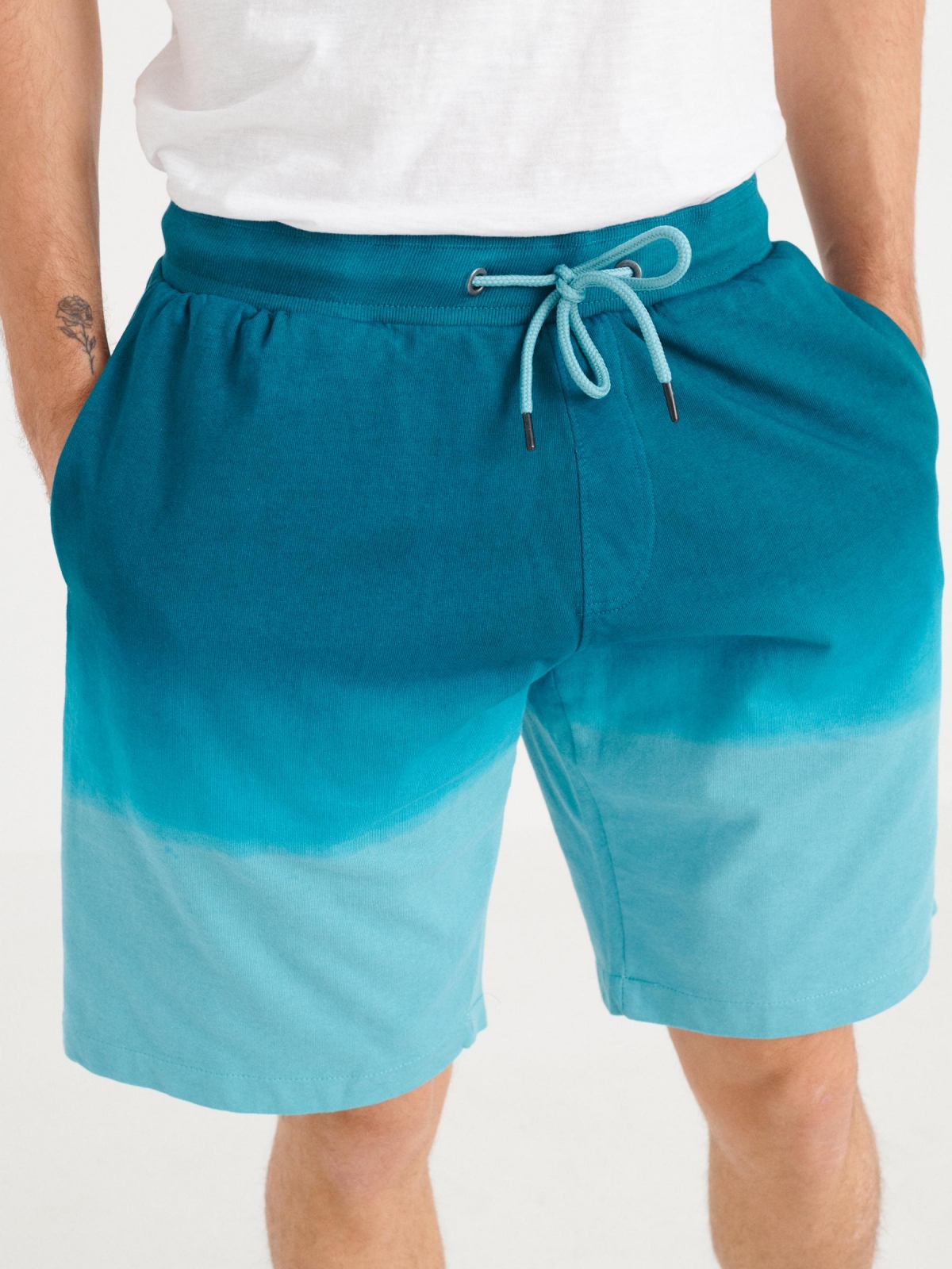 Gradient effect Bermuda shorts blue detail view