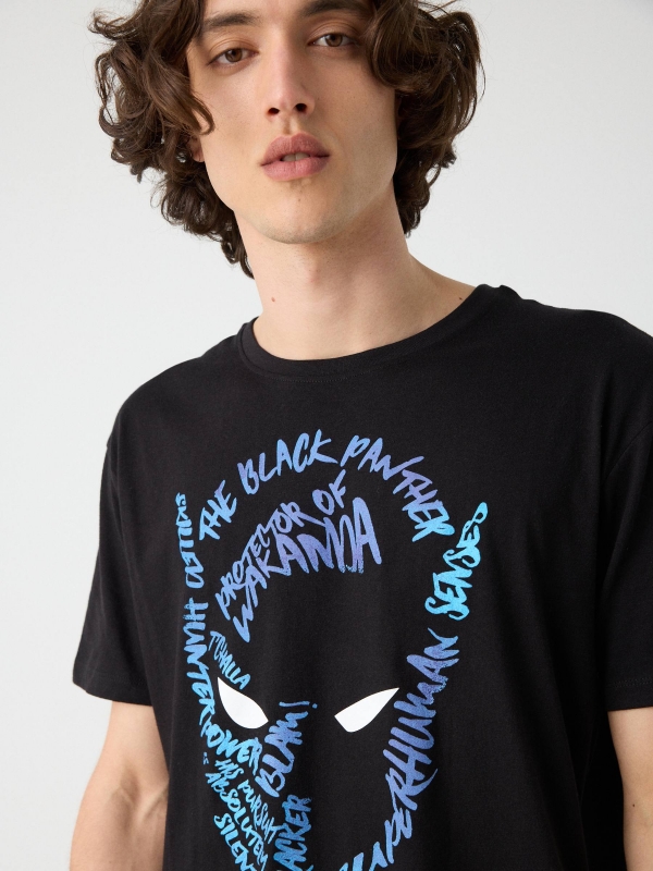 T-shirt com estampa pantera negra preto vista detalhe