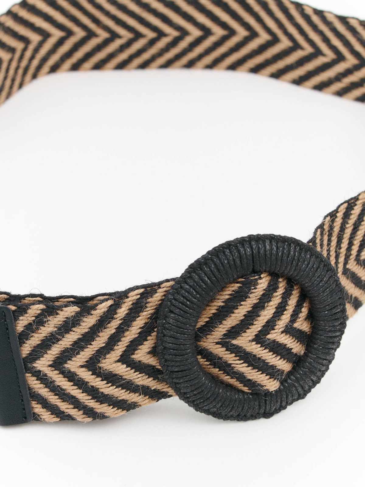 Round buckle elastic belt black/beige detail view