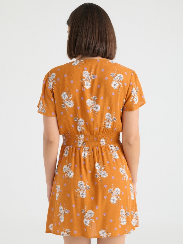 Vestido floral cintura elástica laranja vista meia traseira