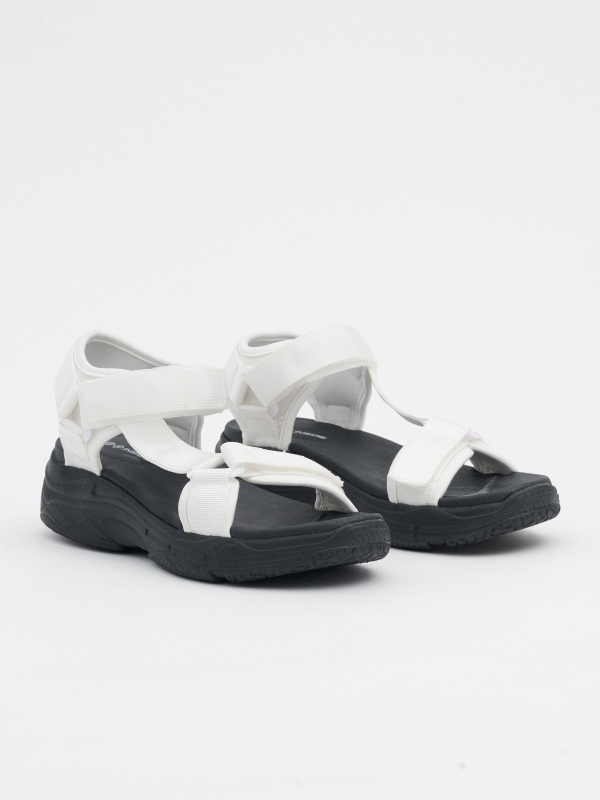 Sandalia deportiva bicolor blanco vista frontal 45º