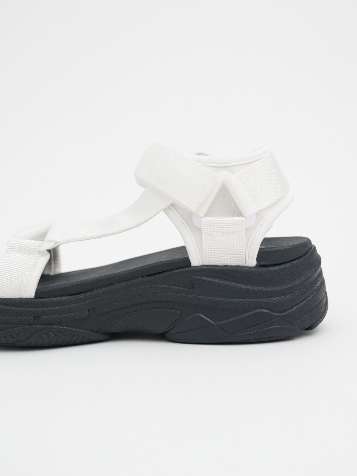 Sandália esportiva bicolor branco vista detalhe