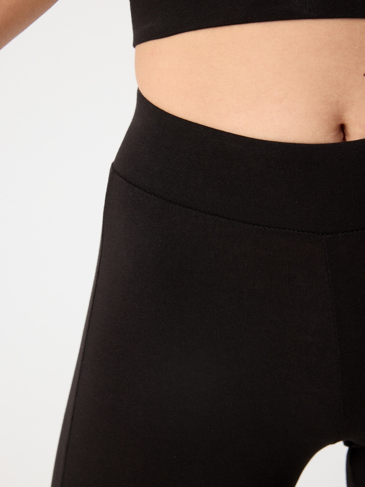 Leggings with contrasting details black detail view