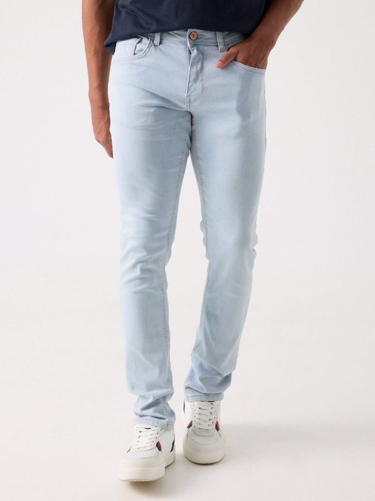Jeans slim branqueado azul/branco vista meia frontal