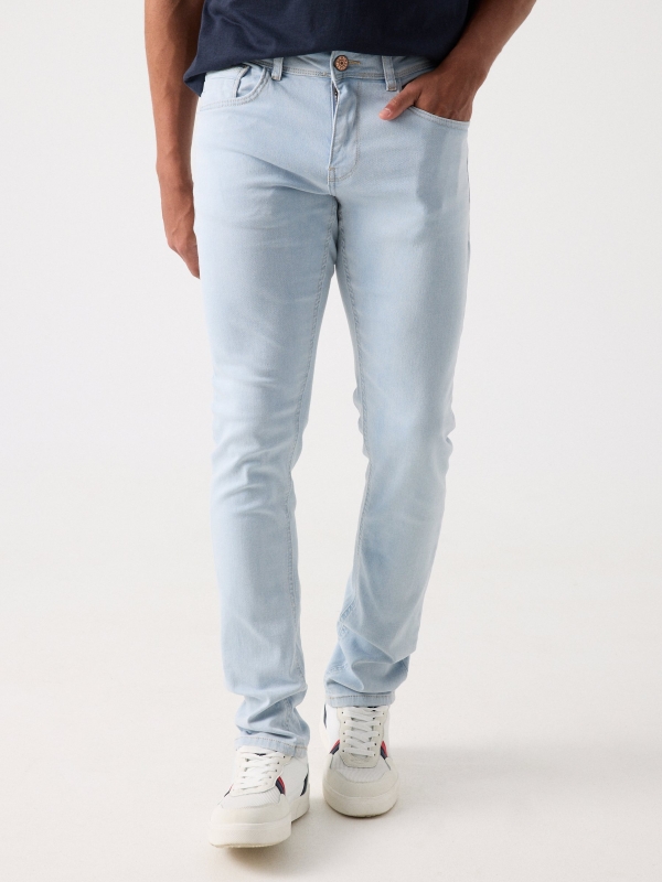 Jeans slim branqueado azul/branco vista meia frontal