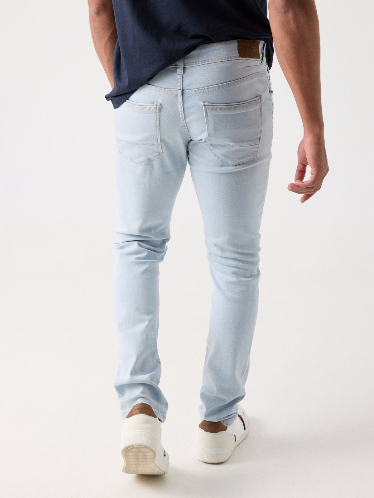 Jeans slim bleached azul/blanco vista media trasera