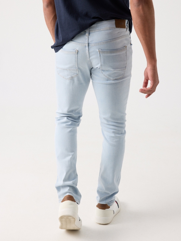 Jeans slim branqueado azul/branco vista meia traseira