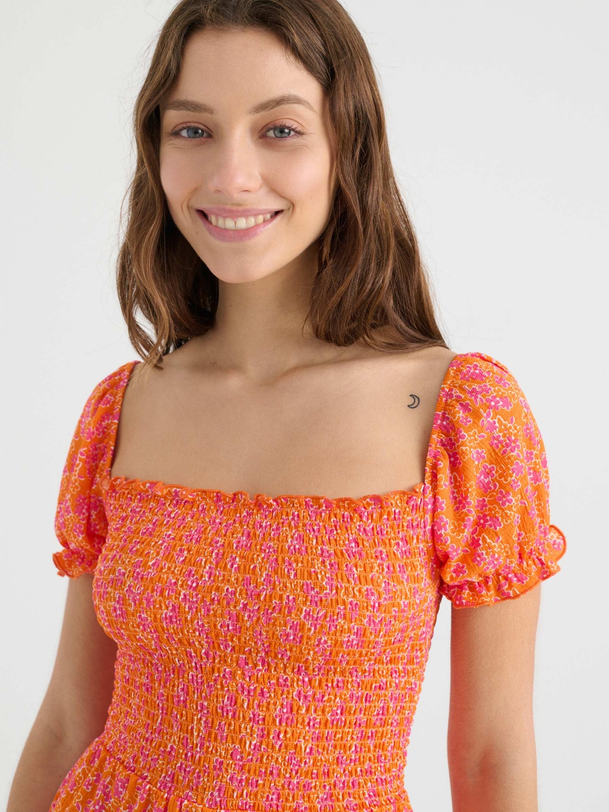 Mono corto combinado print floral naranja vista detalle