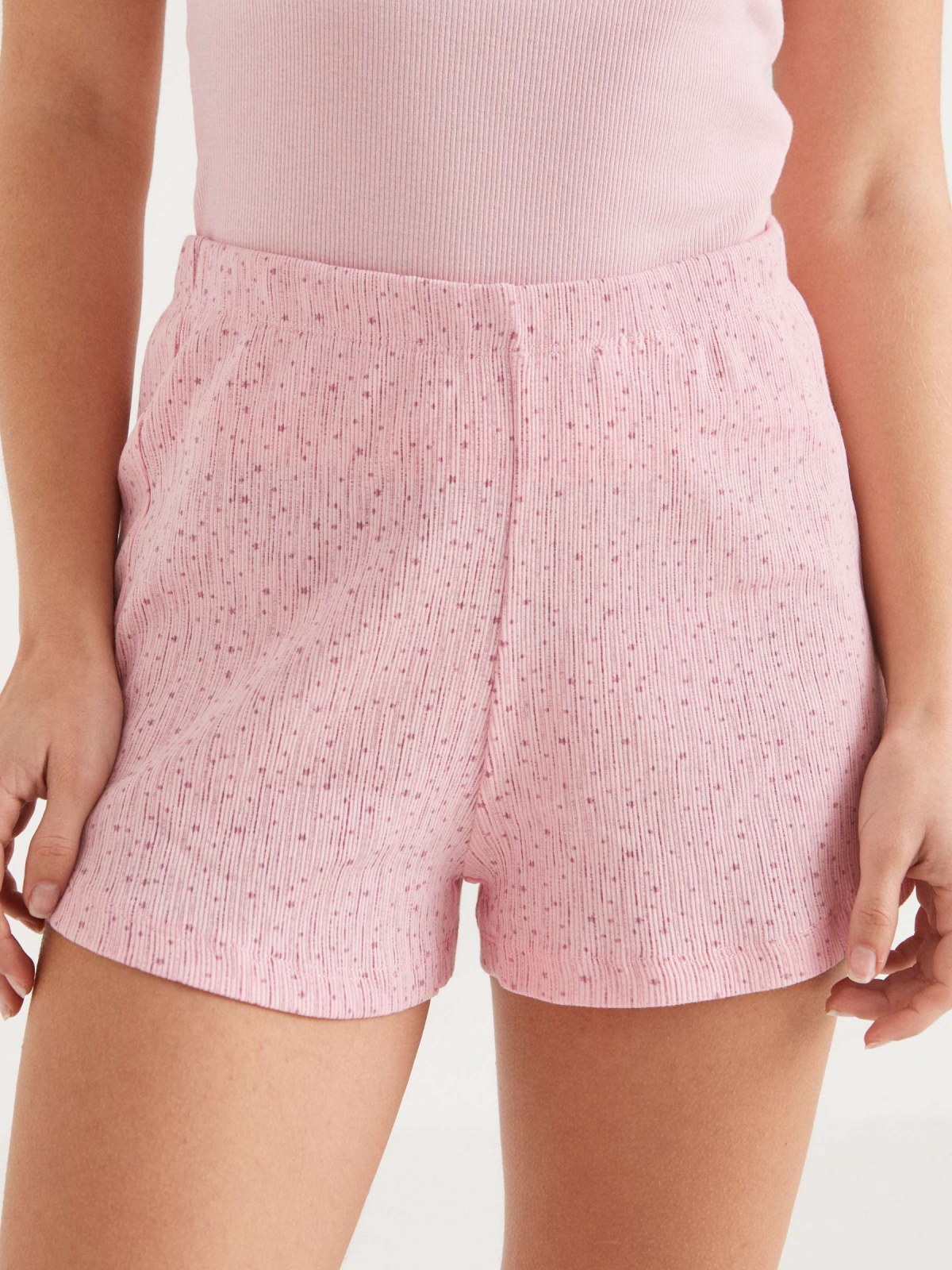 Pijama com estampa estrelas rosa claro vista detalhe