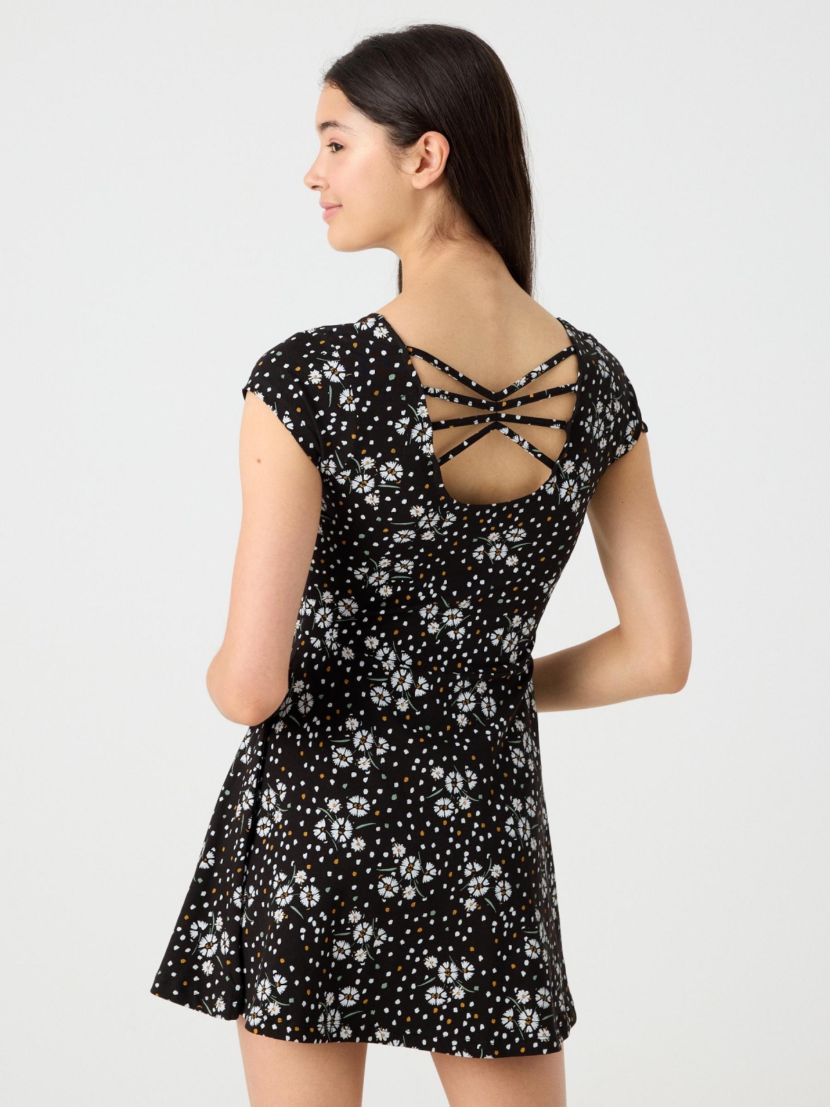 Vestido floral com tiras nas costas preto vista meia traseira