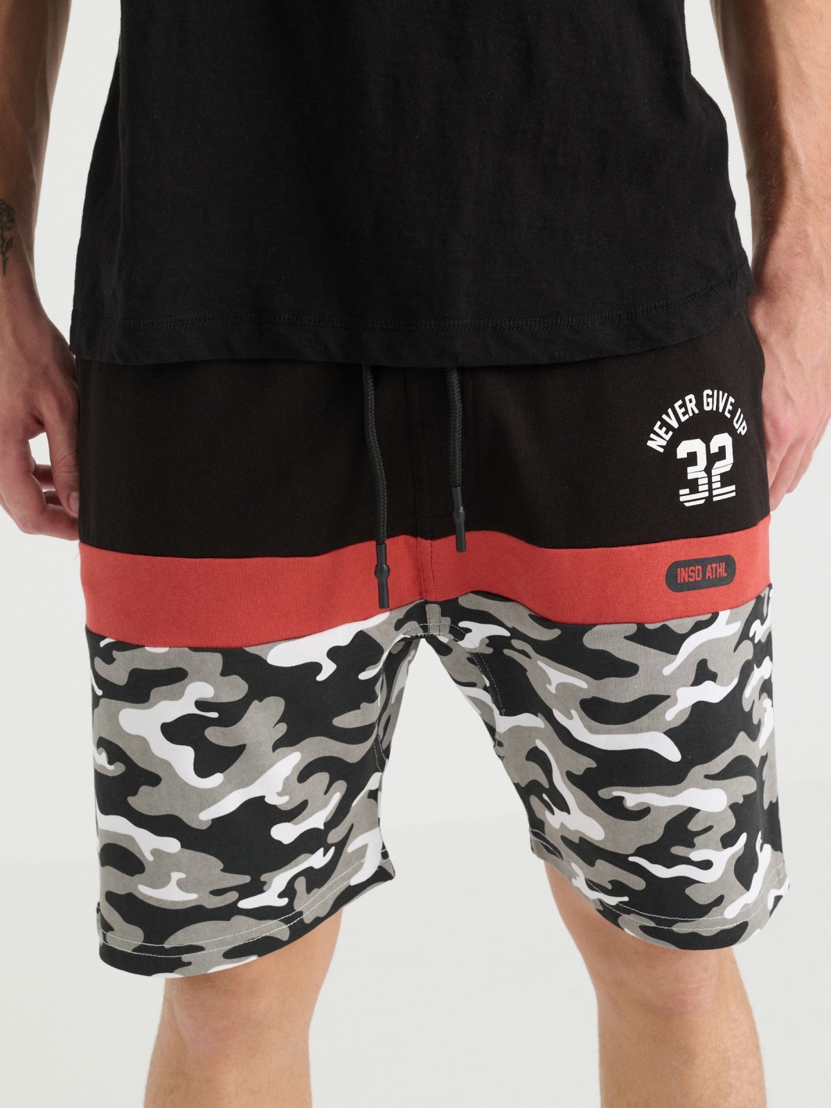 Camouflage block jogger Bermuda shorts black detail view