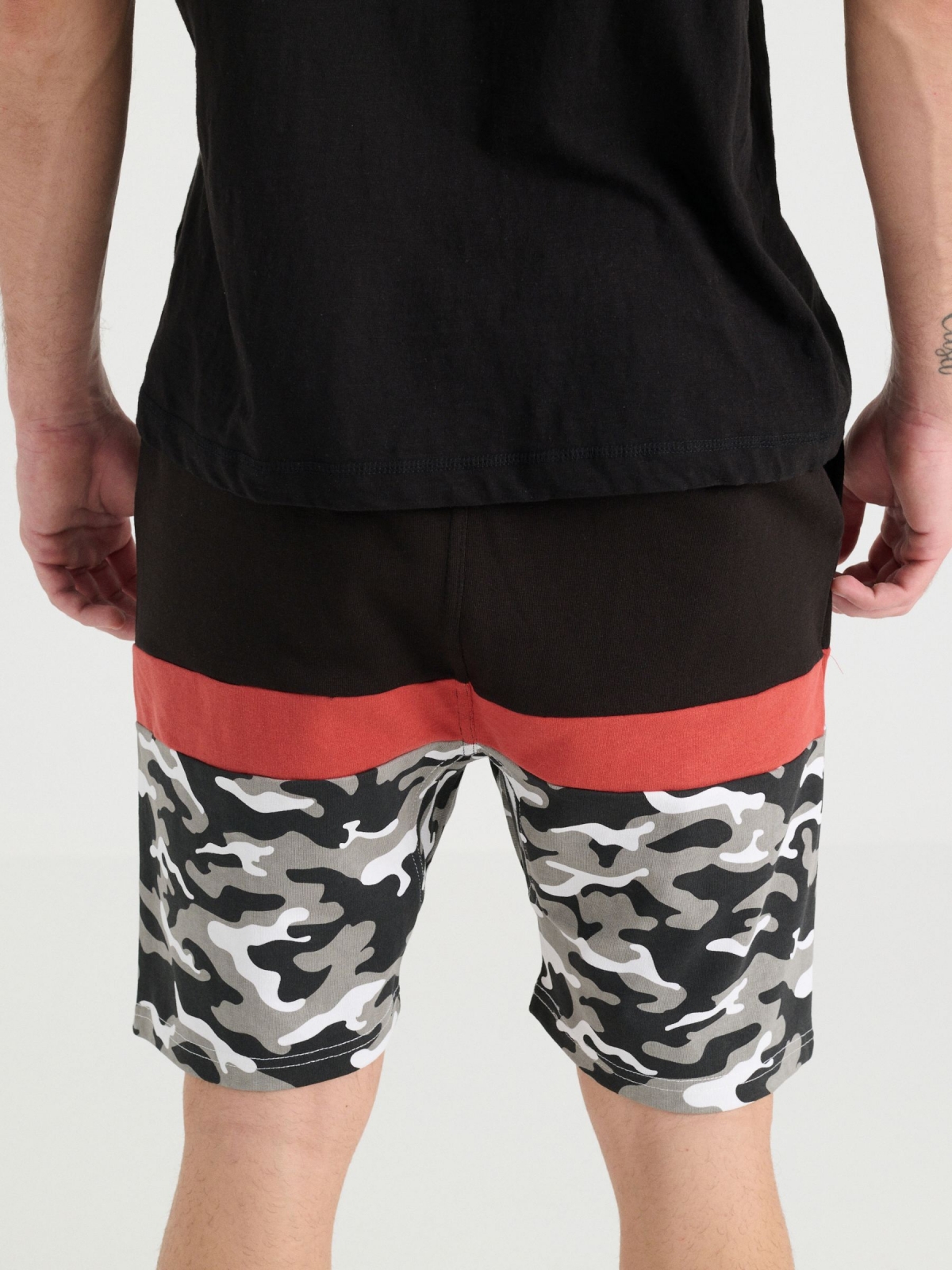 Camouflage block jogger Bermuda shorts black detail view