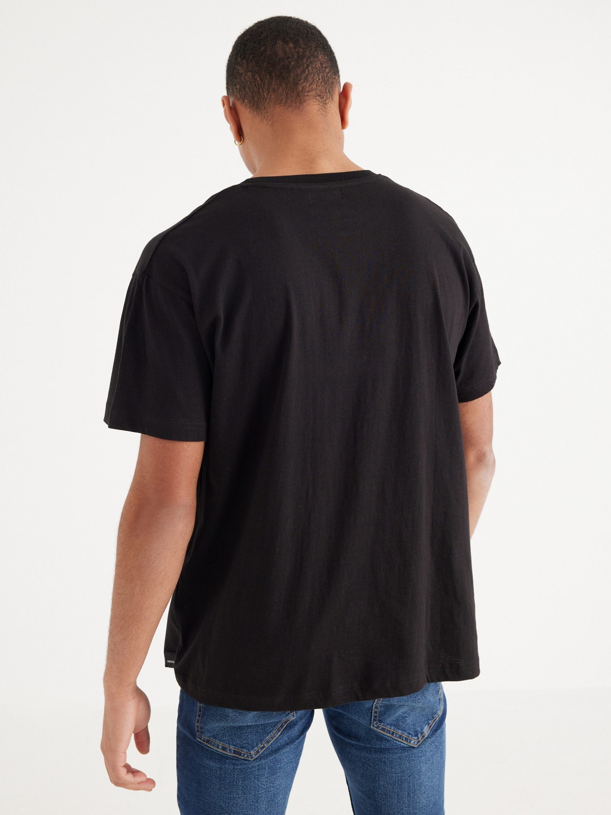 Camiseta texto contraste negro vista media trasera