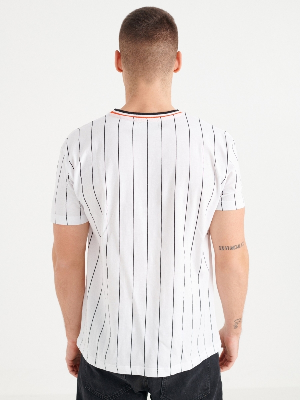 T-shirt listrada com gola canelada branco vista meia traseira
