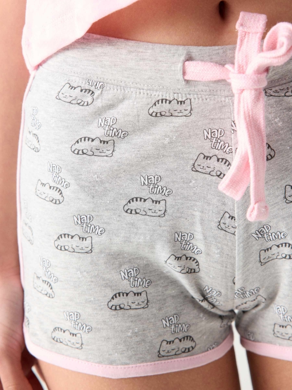 Pijama curto estampa de gatos cinza/rosa vista detalhe