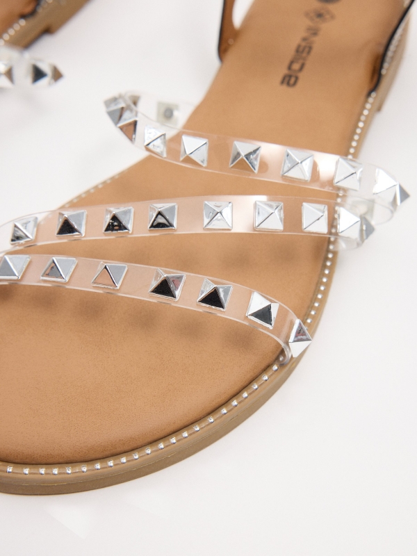 Sandálias de tiras de vinil com tachas prata vista detalhe