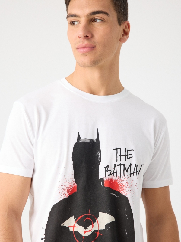 Camiseta The Batman blanco vista detalle