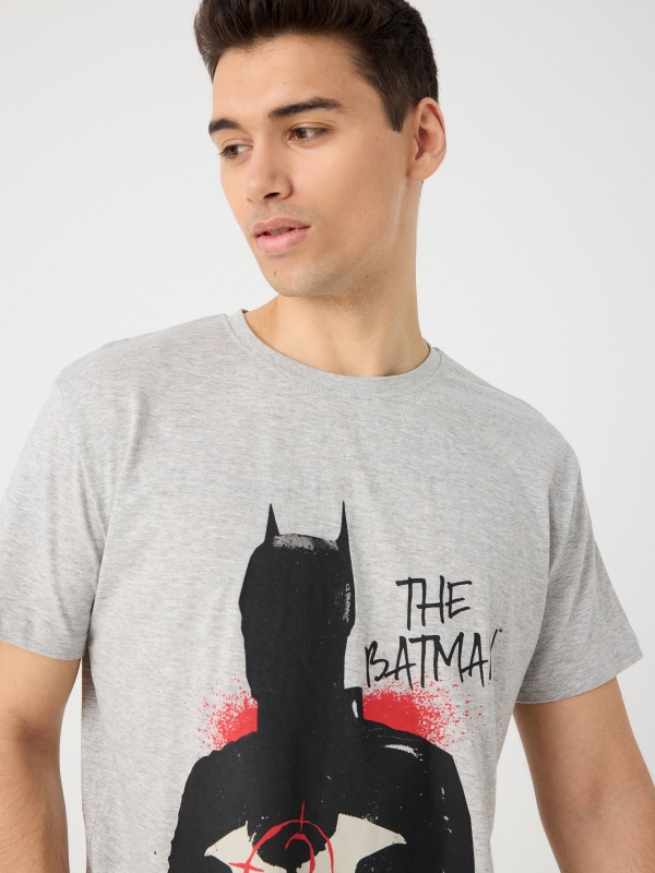 Camiseta The Batman gris vista detalle