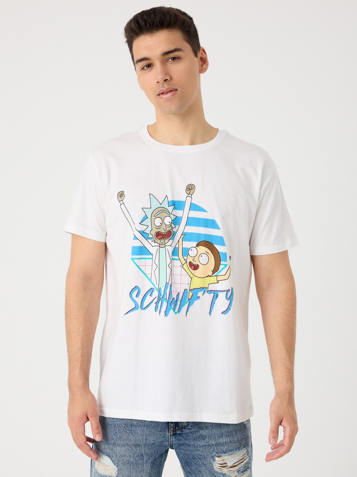 Camiseta com estampa Rick e Morty branco vista meia frontal