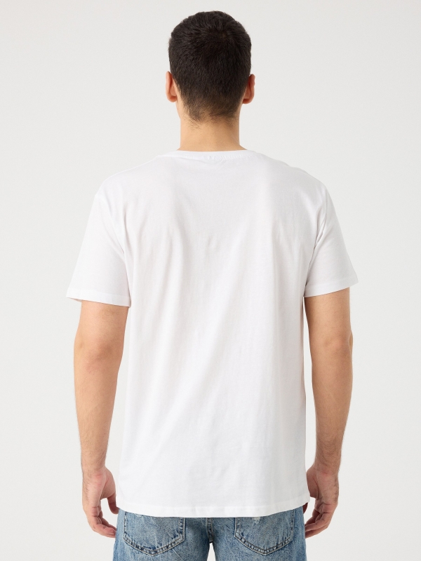 Camiseta com estampa Rick e Morty branco vista meia traseira