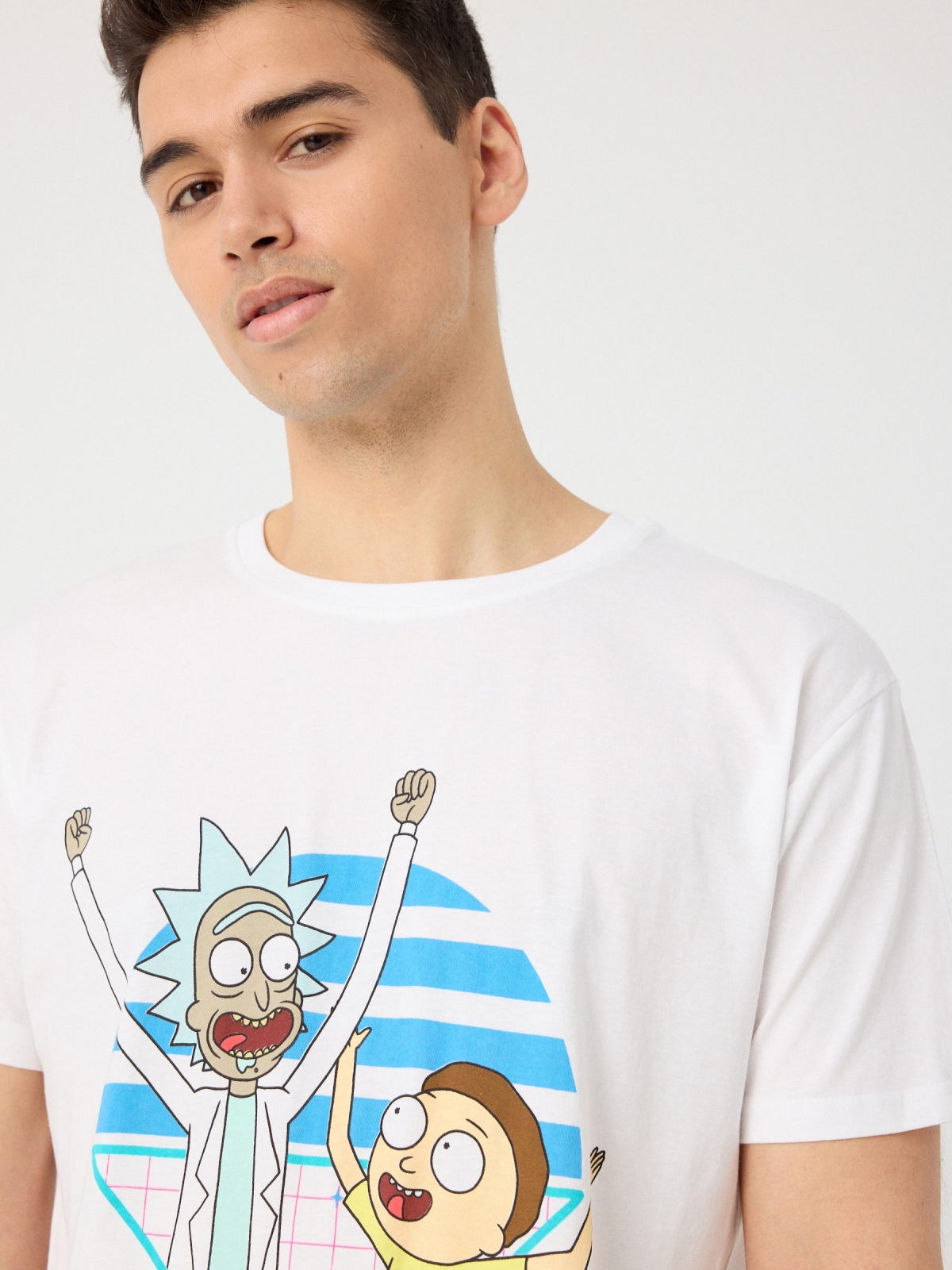 Camiseta com estampa Rick e Morty branco vista detalhe
