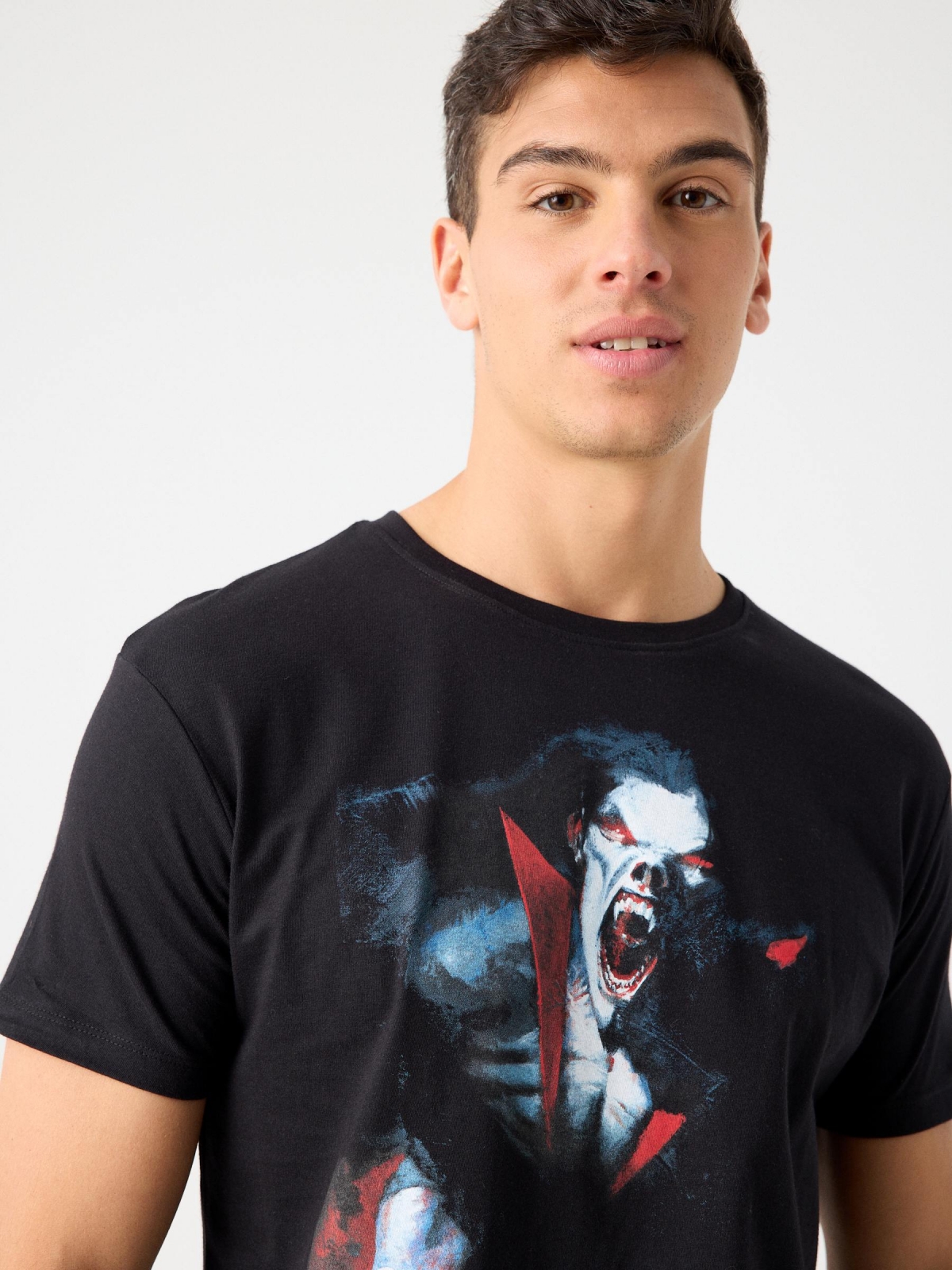 T-shirt com estampa Morbius preto vista detalhe