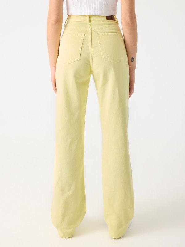 Jeans wide leg cinco bolsillos amarillo claro vista media trasera