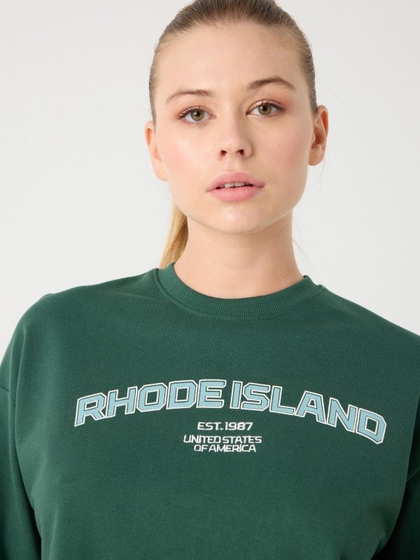 Cropped sweatshirt with print dark green detail view