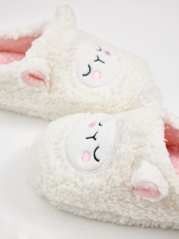 Little sheep slippers off white detail view
