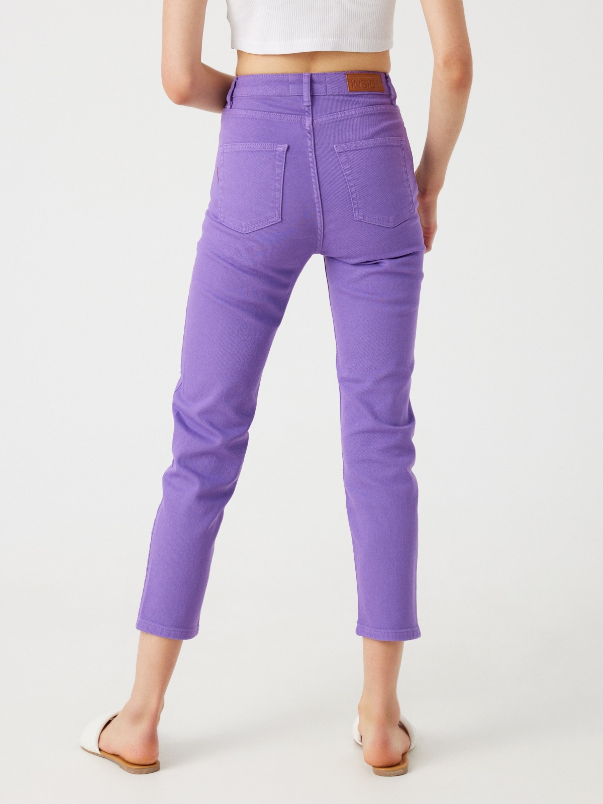 Jeans mom fit cinco bolsillos morado vista media trasera