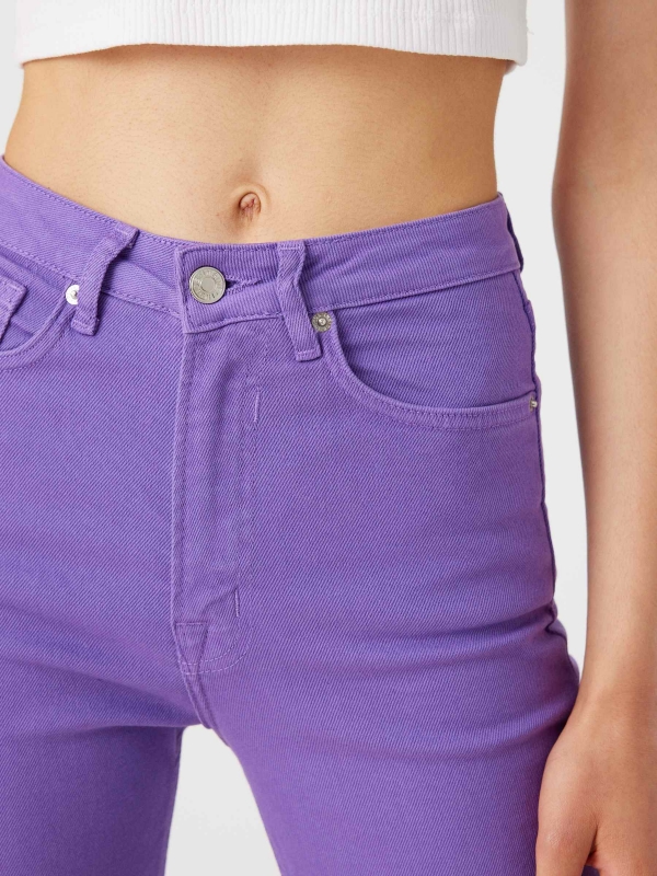 Jeans mom fit cinco bolsillos morado vista detalle