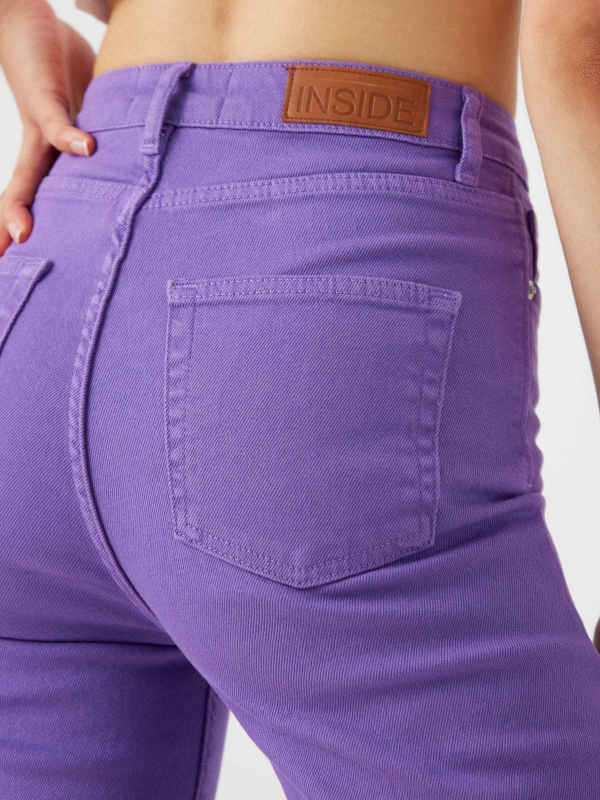 Jeans mom fit cinco bolsillos morado vista detalle