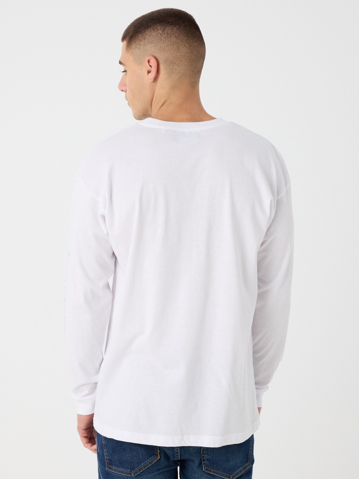 T-shirt de impressão de texto branco vista meia traseira