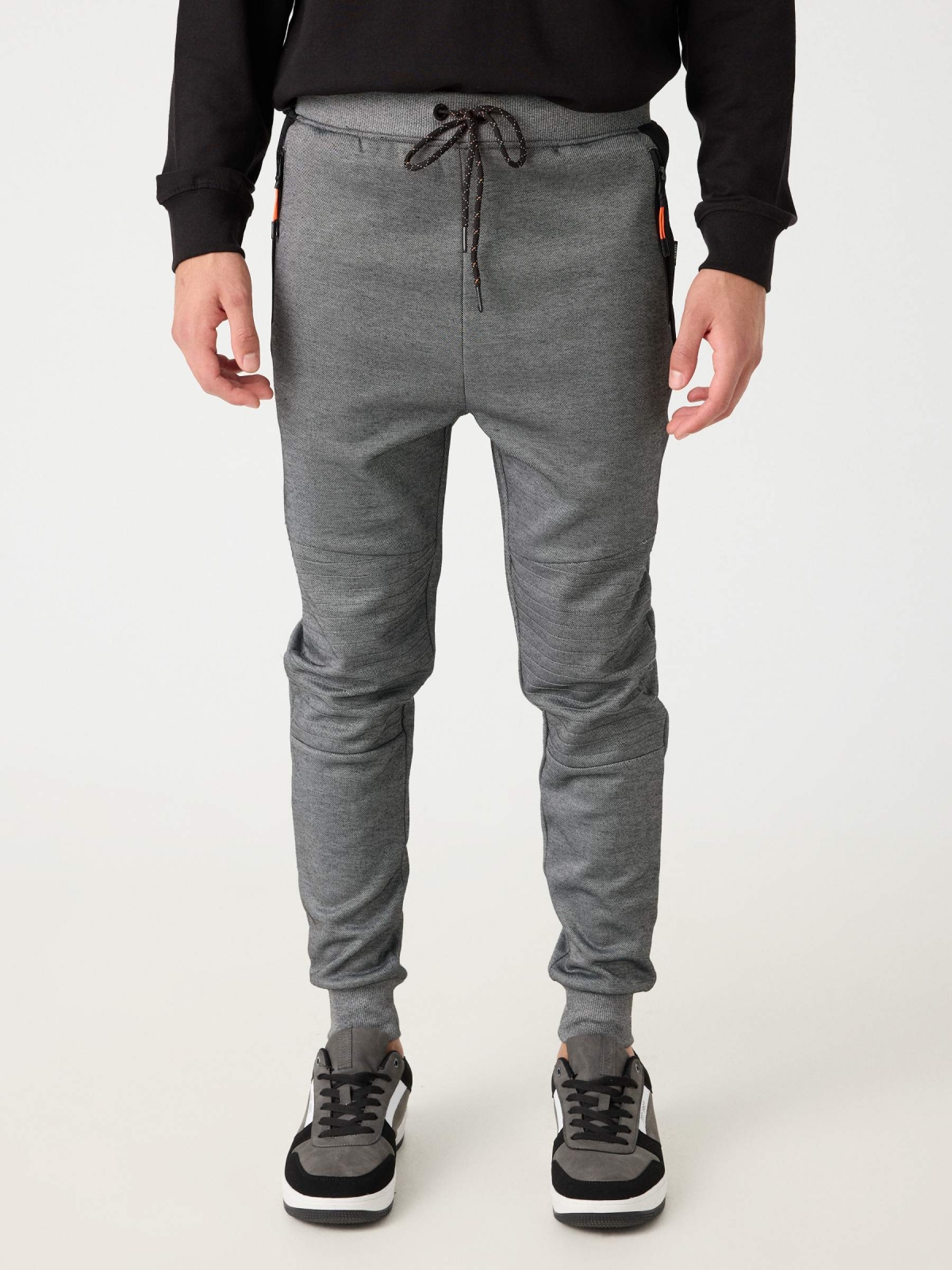 Pantalón jogger gris combinado plomo vista media frontal