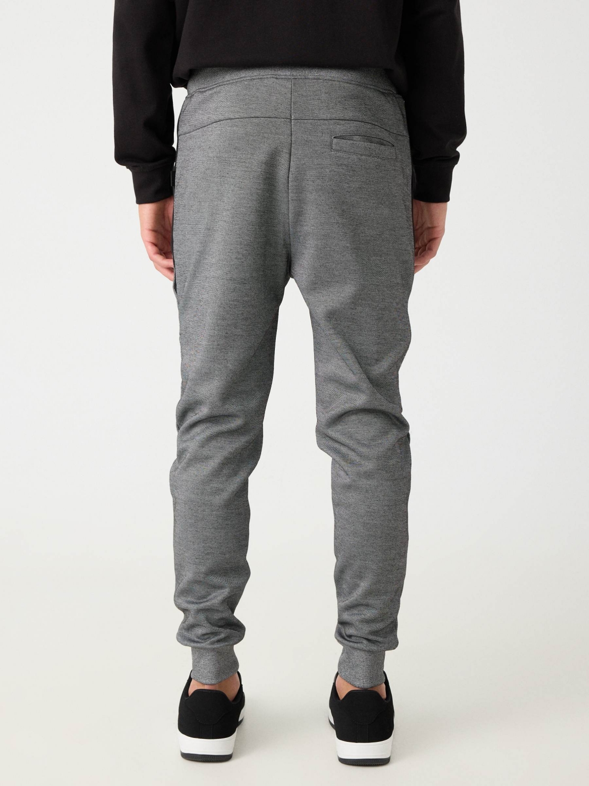 Pantalón jogger gris combinado plomo vista media trasera