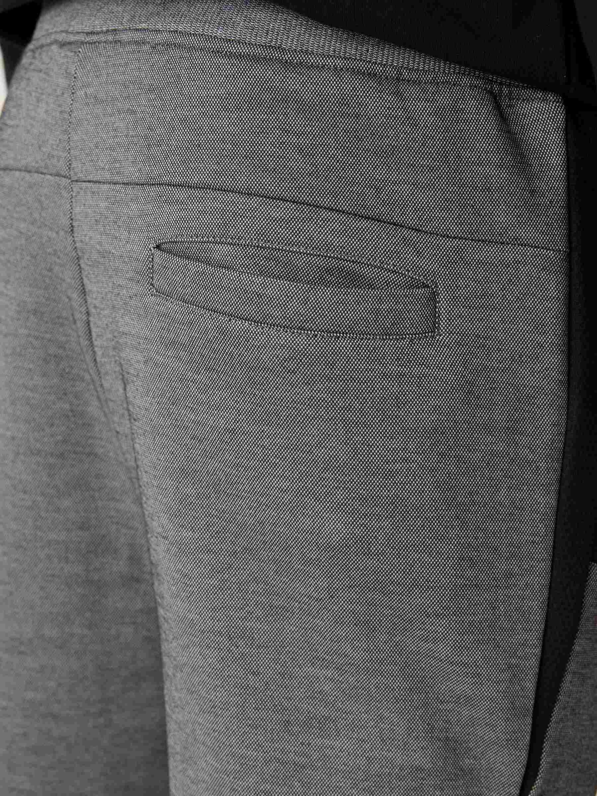 Pantalón jogger gris combinado plomo vista detalle