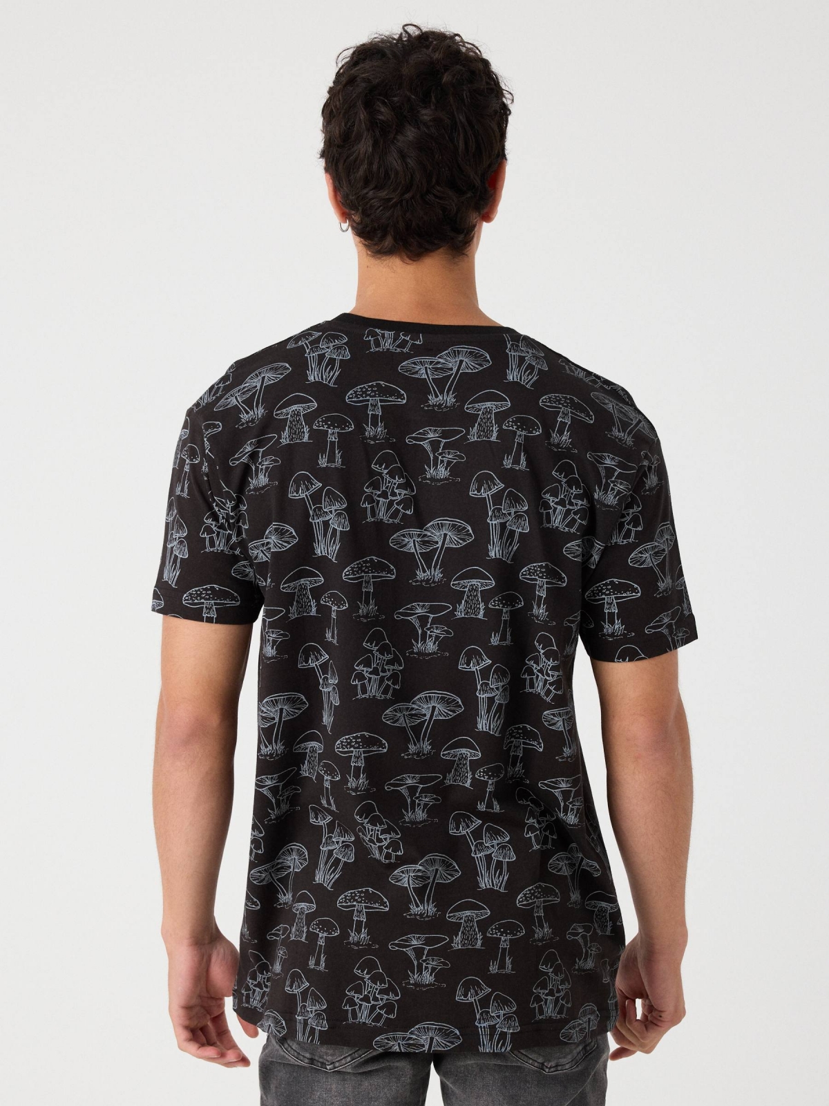 Camiseta estampado mushrooms negro vista media trasera