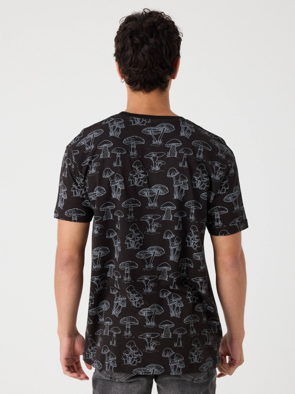 T-shirt com estampa de cogumelos preto vista meia traseira
