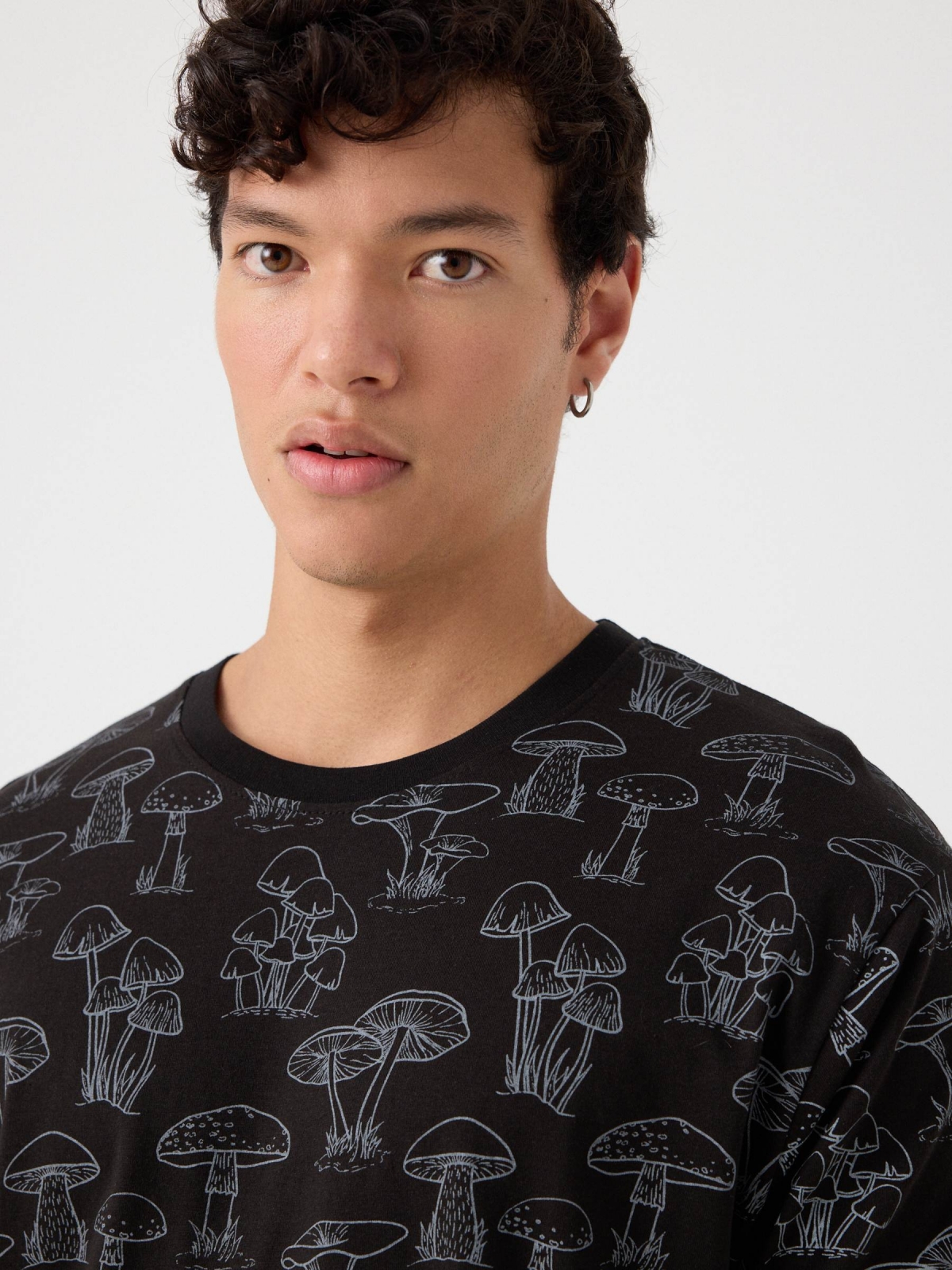 Camiseta estampado mushrooms negro vista detalle