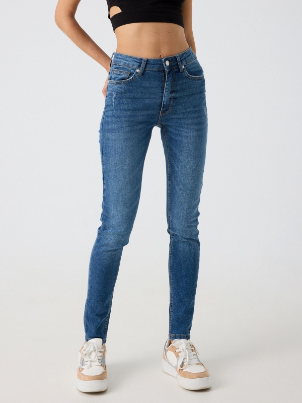 Jeans skinny de cintura média com cinco bolsos azul aço vista meia frontal