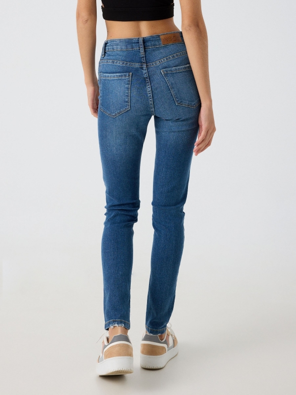 Jeans skinny de cintura média com cinco bolsos azul aço vista meia traseira