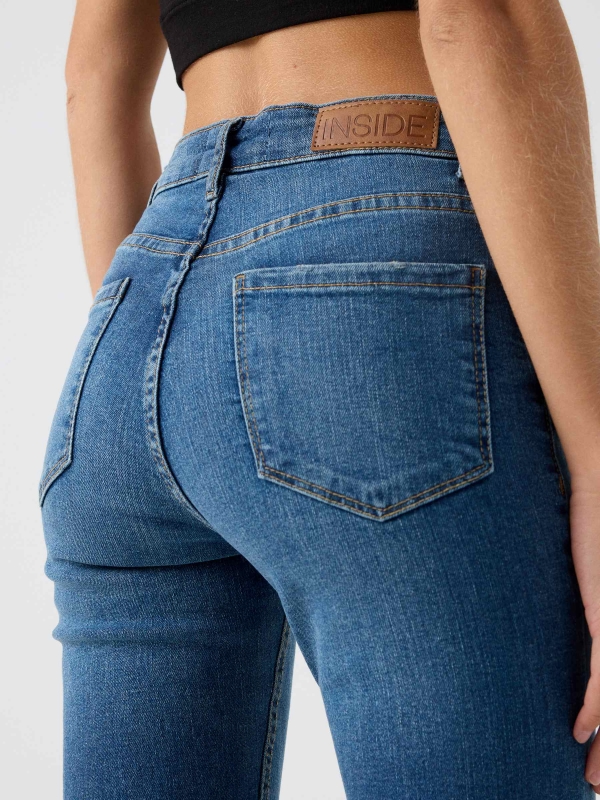 Jeans skinny de cintura média com cinco bolsos azul aço vista detalhe