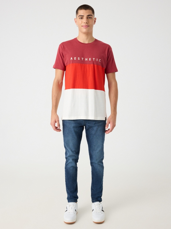 Colour-block t-shirt with text print garnet front view