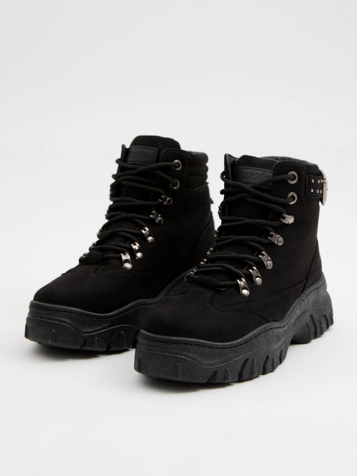Casual fashion platform boot black 45º front view