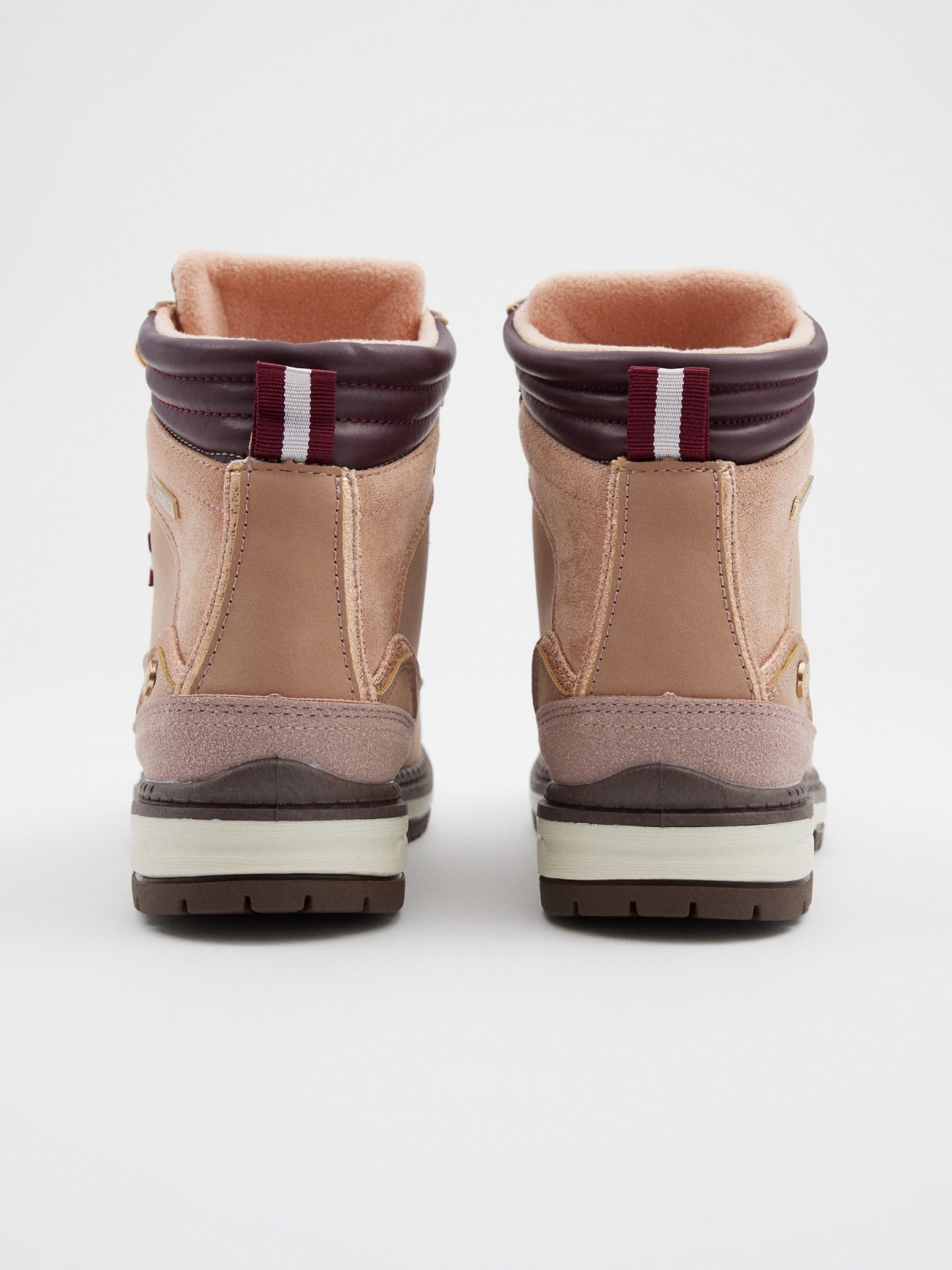 Bota estilo montaña camel rosa vista detalle