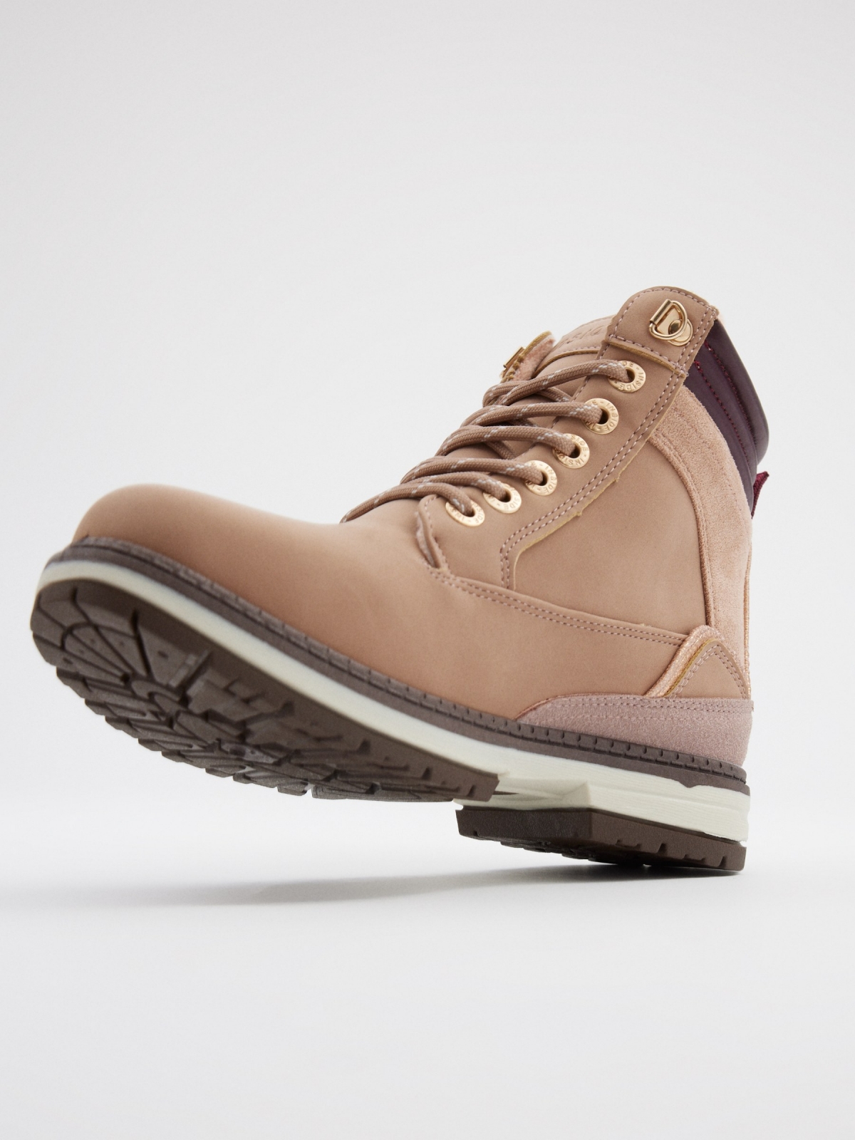 Bota estilo montaña camel rosa vista detalle