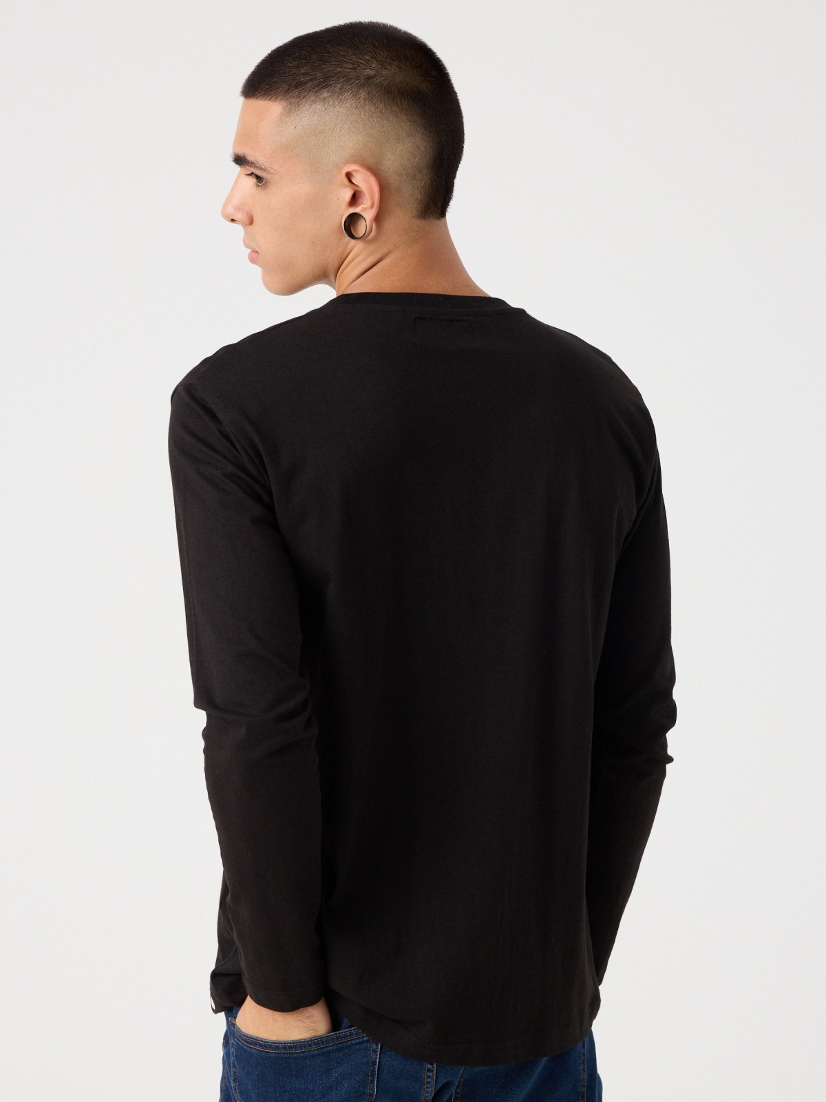 T-shirt com estampa de letras preto vista meia traseira