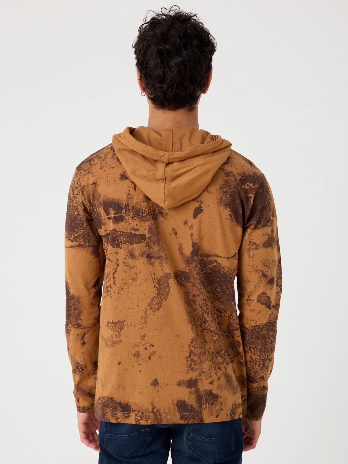 Camiseta estampada capucha ajustable marrón vista media trasera