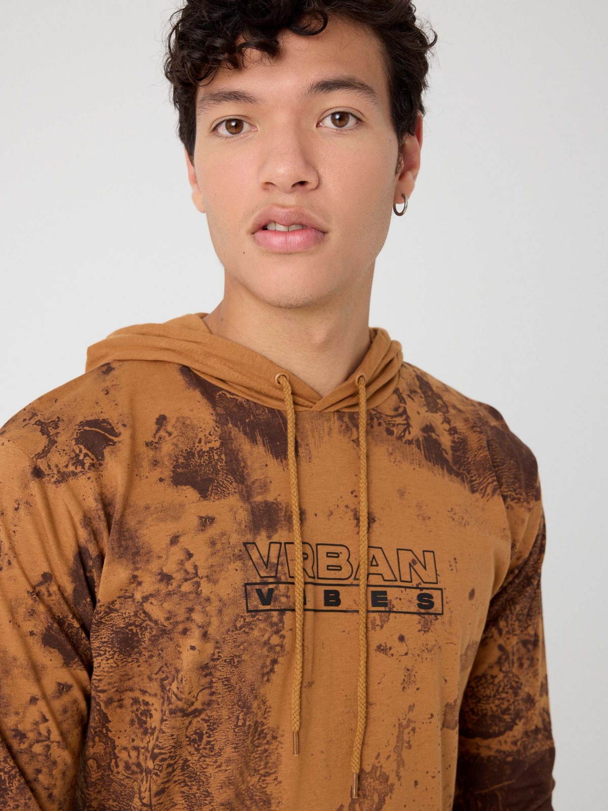 Camiseta estampada capucha ajustable marrón vista detalle